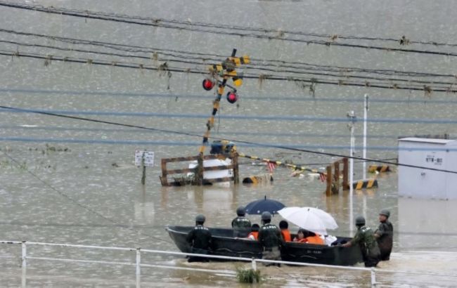 В Японії через повені та зсуви евакуюють понад 200 тисяч осіб