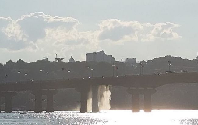У Києві на мосту Патона прорвало теплотрасу