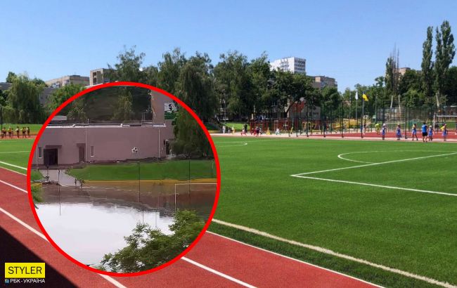 Під Одесою затопило стадіон, який урочисто відкрив Зеленський (фото)