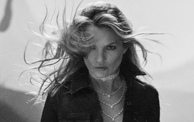 Эти ноги! 46-летняя Кейт Мосс демонстрирует безупречную фигуру в платье с экстремальным разрезом