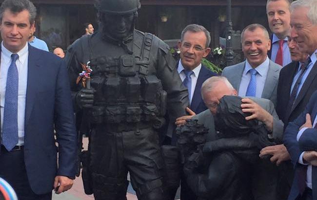 В Крыму французский депутат поцеловался с памятником "вежливым людям"