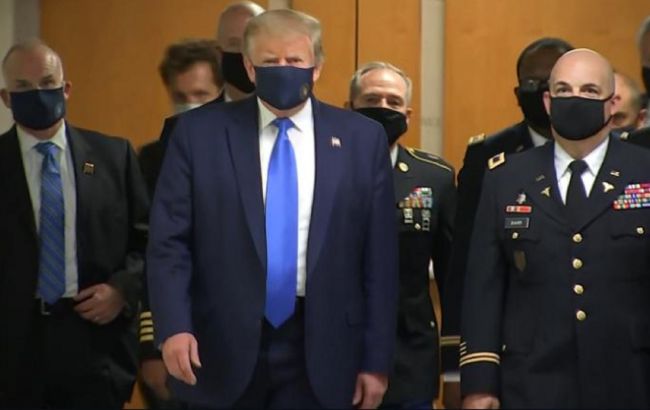Трамп одягнув захисну маску вперше з початку пандемії