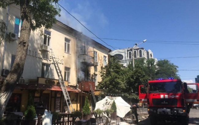 У центрі Одеси горить житловий будинок