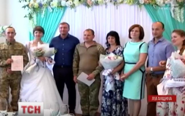 Брак за сутки: в Луганской области сыграли первые "экспресс-свадьбы"
