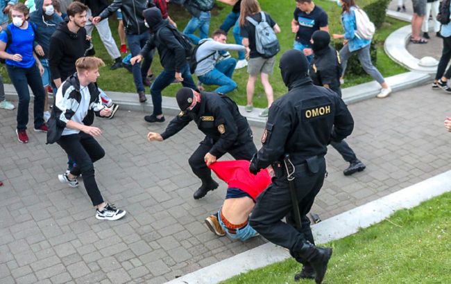 Протесты в Беларуси: правоохранители начали избивать и задерживать людей