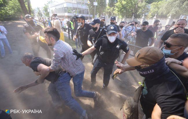 Протест под Радой: между полицией и протестующими произошла потасовка