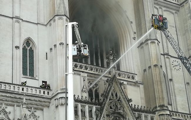 Власти Франции рассматривают пожар в Нантском соборе как "преступное деяние"
