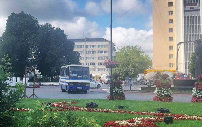 В захваченном в Луцке автобусе находится 20 заложников