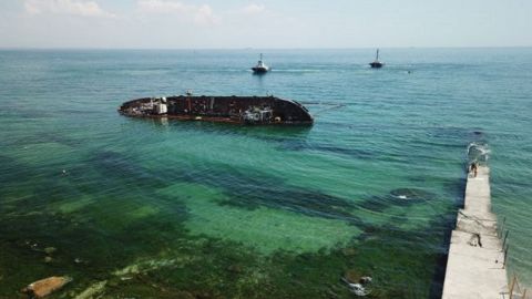 В Одесі стався масштабний розлив палива із затонулого танкера