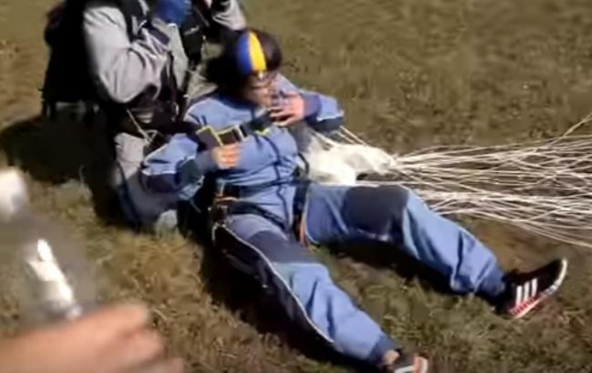 Фатальний стрибок: Каменських показала відео приземлення з парашутом