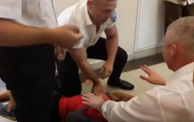 В киевском торговом центре охранники избили посетителя