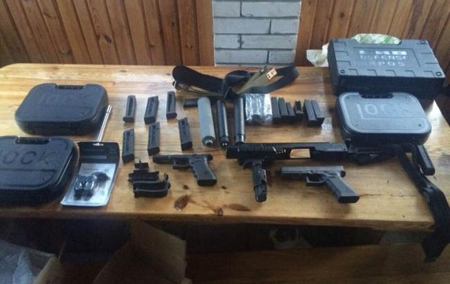 В Киеве обнаружены четыре тайника с оружием