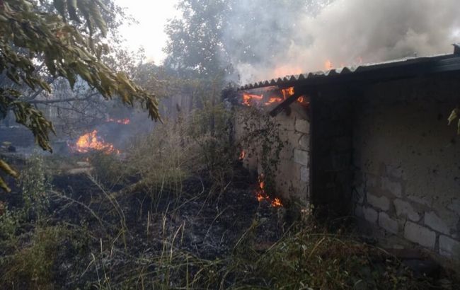 В Донецкой области обстрел боевиков вызвал пожар, горят дома