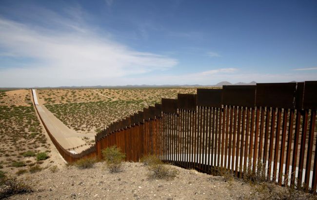 Ураган обрушил часть стены на границе США и Мексики