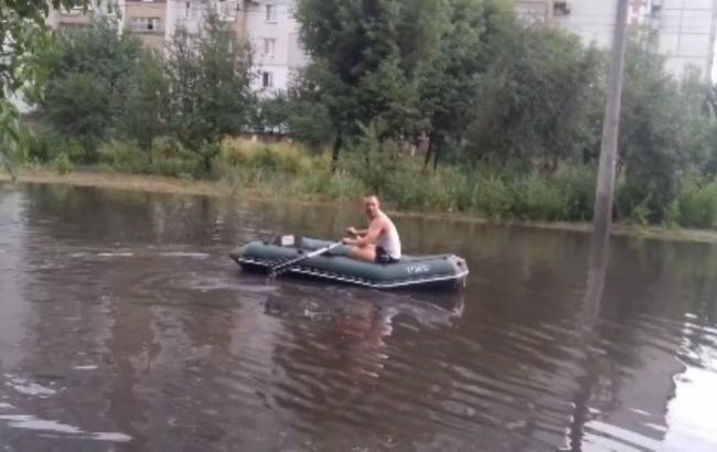 В Черкассах мужчина устроил "рыбалку" на затопленной улице