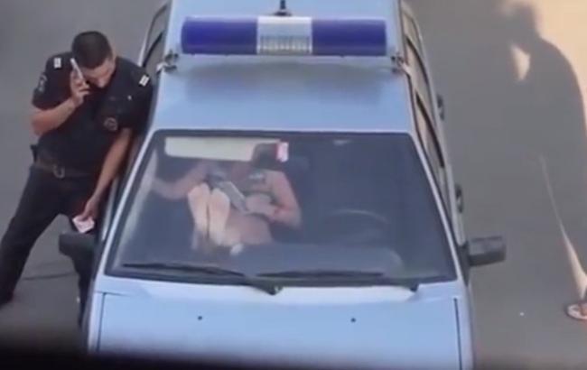 В РФ "русалка" в купальнику видавила скло поліцейського авто ногами