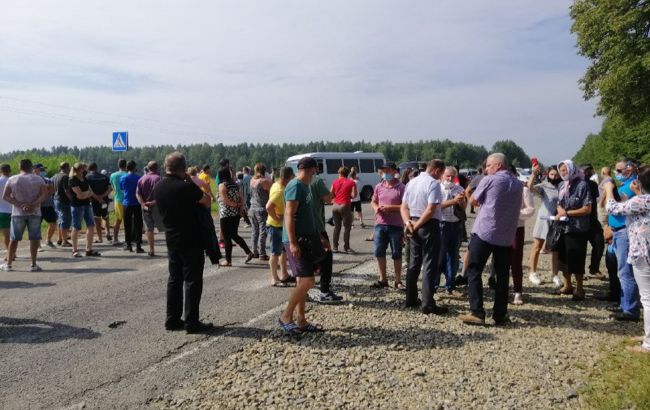 В Івано-Франківській області люди перекрили дорогу