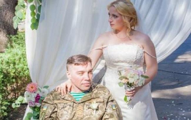 "Любовь с первого взгляда": во Львове прошла свадьба раненого бойца АТО и волонтера
