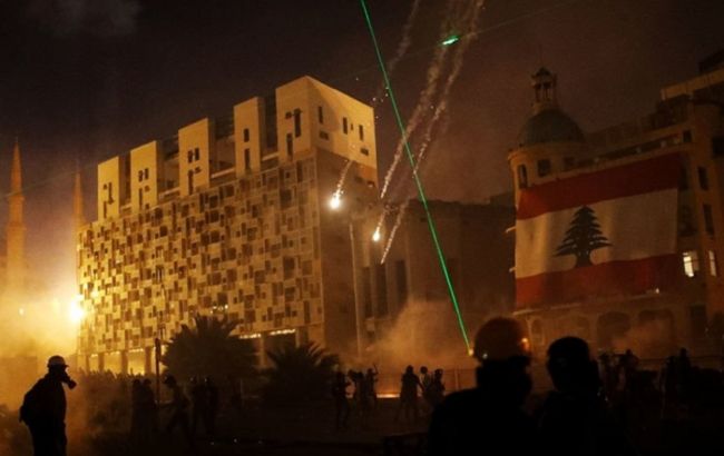 В Бейруте военные вытеснили протестующих из зданий министерств