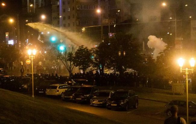 Силовики применяют светошумовые гранаты на Пушкинской площади в Минске