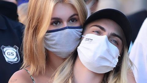 Не скрывая чувств: Кайя Гербер и Кара Делевинь закрепили отношения одинаковыми татуировками