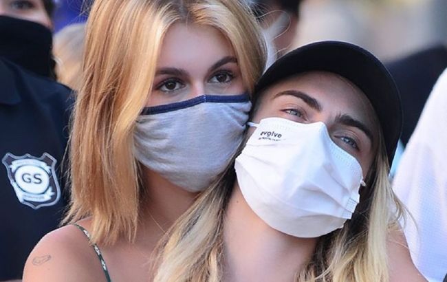 Не скрывая чувств: Кайя Гербер и Кара Делевинь закрепили отношения одинаковыми татуировками