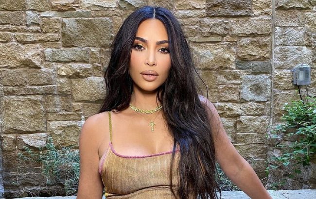 Вона досконала: Кім Кардашьян захопила розкішною фігурою у відвертому вбранні