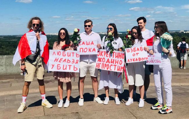 Протести в Білорусі: у Києві утворили ланцюг солідарності