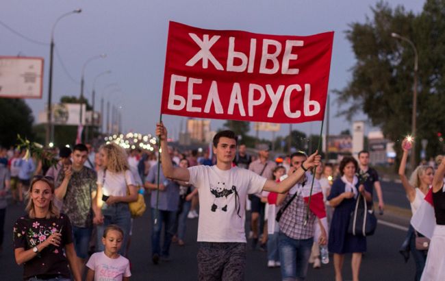 В беларусском Бресте около 20 тысяч человек прошли колонной по городу