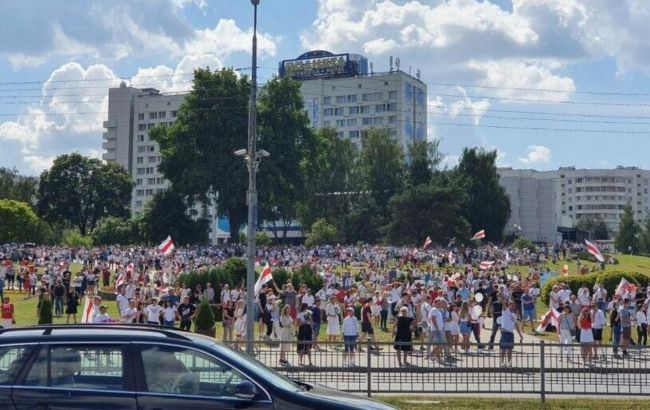 Ланцюг солідарності в Мінську зібрав близько 100 тисяч осіб