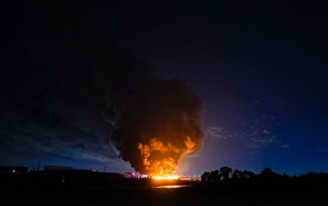 В США произошел масштабный пожар на фабрике полиэтилена