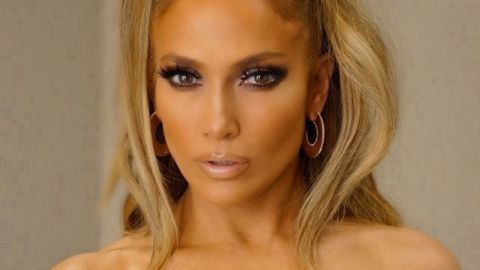 Бездоганний total white: Дженніфер Лопес похвалилася стрункою фігурою в стильному вбранні