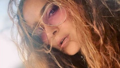 Неймовірно молода: 54-річна Сальма Хайєк похвалилася ідеальною фігурою у відвертому купальнику