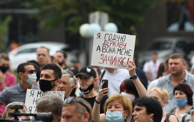 Под Ивано-Франковской ОГА устроили протест из-за "красной зоны" карантина