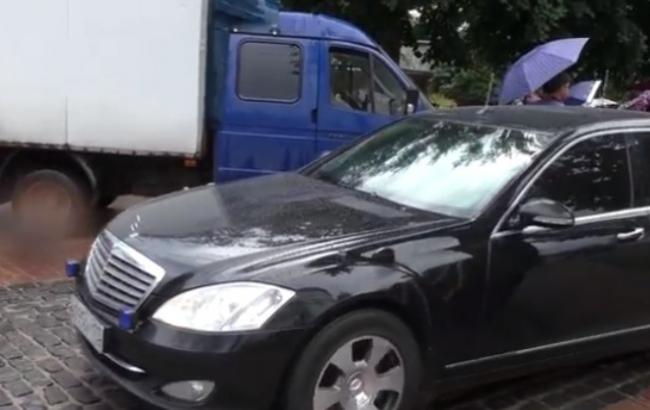 "На Mercedes і з "мигалками": глава РПЦ їздить на авто між будівлями Троїце-Сергієвої лаври