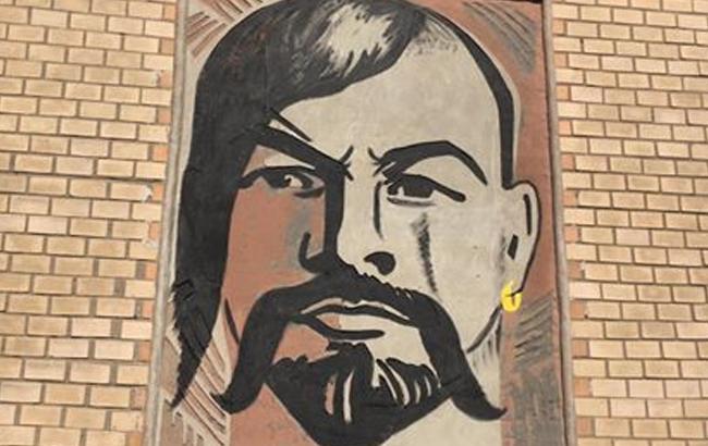 "Шикарный китч": на Сумщине Ленина превратили в украинского казака