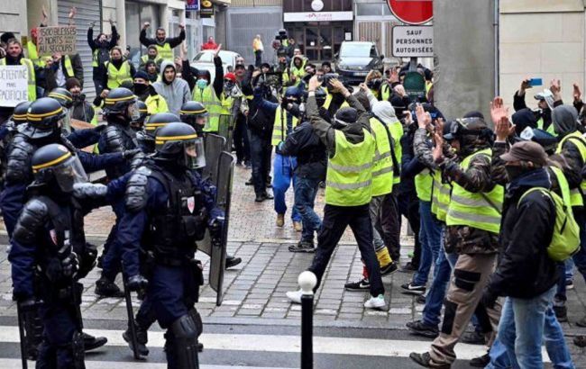 Протести "жовтих жилетів" у Франції: поліція застосувала сльозогінний газ