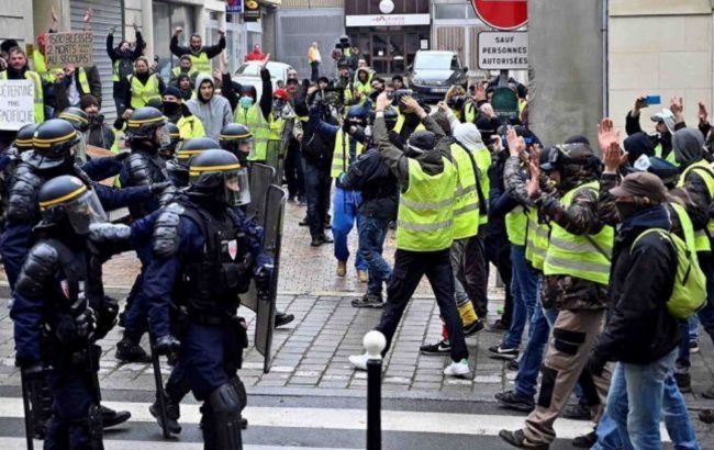 Шествие "желтых жилетов" во Франции переросло в беспорядки: полиция применила газ