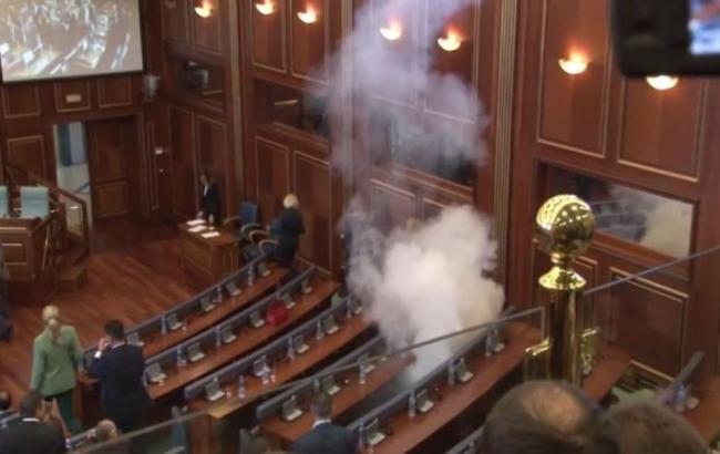 Оппозиция в Косово снова распылила слезоточивый газ в парламенте