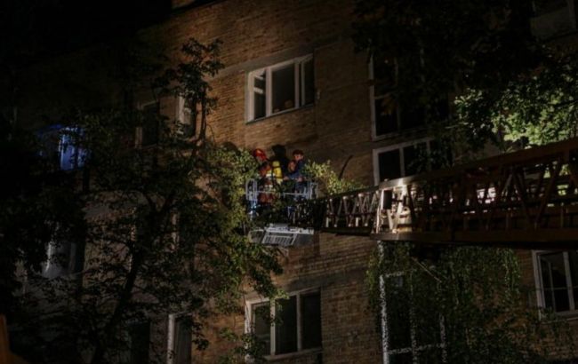 В Киеве из-за пожара в многоэтажке эвакуировали 33 человека, один погибший
