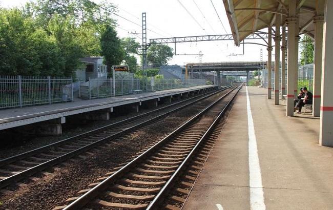 В Житомире полицейские спасли девушку от прыжка под поезд