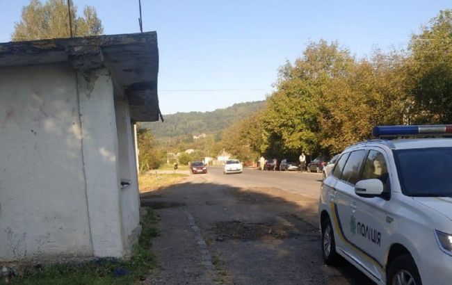 В Закарпатской области автомобиль врезался в остановку, есть погибшие