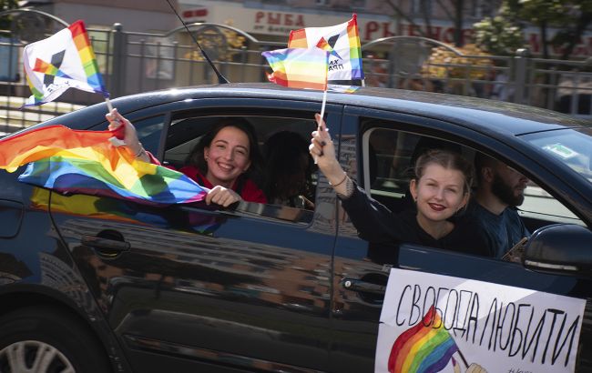 ЛГБТ-военные и радужные флаги: как прошел первый в Украине АвтоПрайд