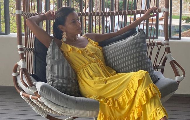 Горячая мамочка: Ева Лонгория покорила стройной фигурой в женственном платье