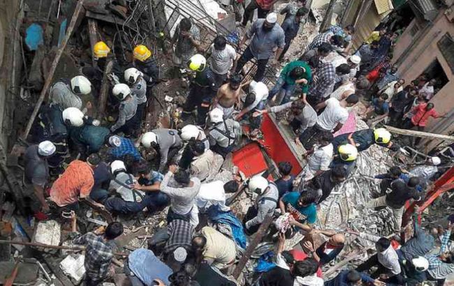 В Индии рухнул жилой дом: десять человек погибли