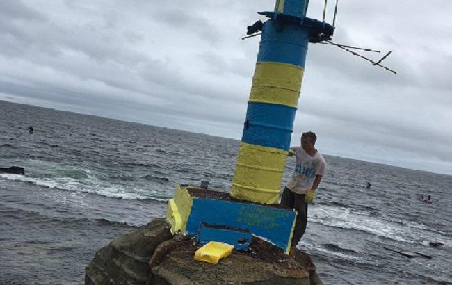 Во Владивостоке маяк покрасили в желто-синий цвет