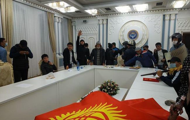 У Киргизстані заявили про захоплення будівлі МВС, влада спростовує