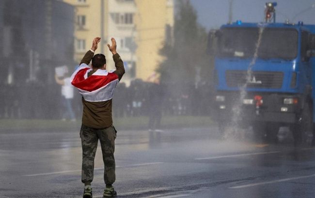 Водометы, гранаты и раненые: в Минске разгоняют акцию протеста