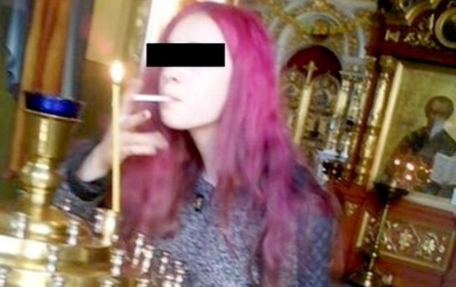 В России школьница прикурила сигарету от свечи в храме