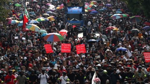 Протести в Таїланді: на вулиці вийшли понад 20 тисяч демонстрантів